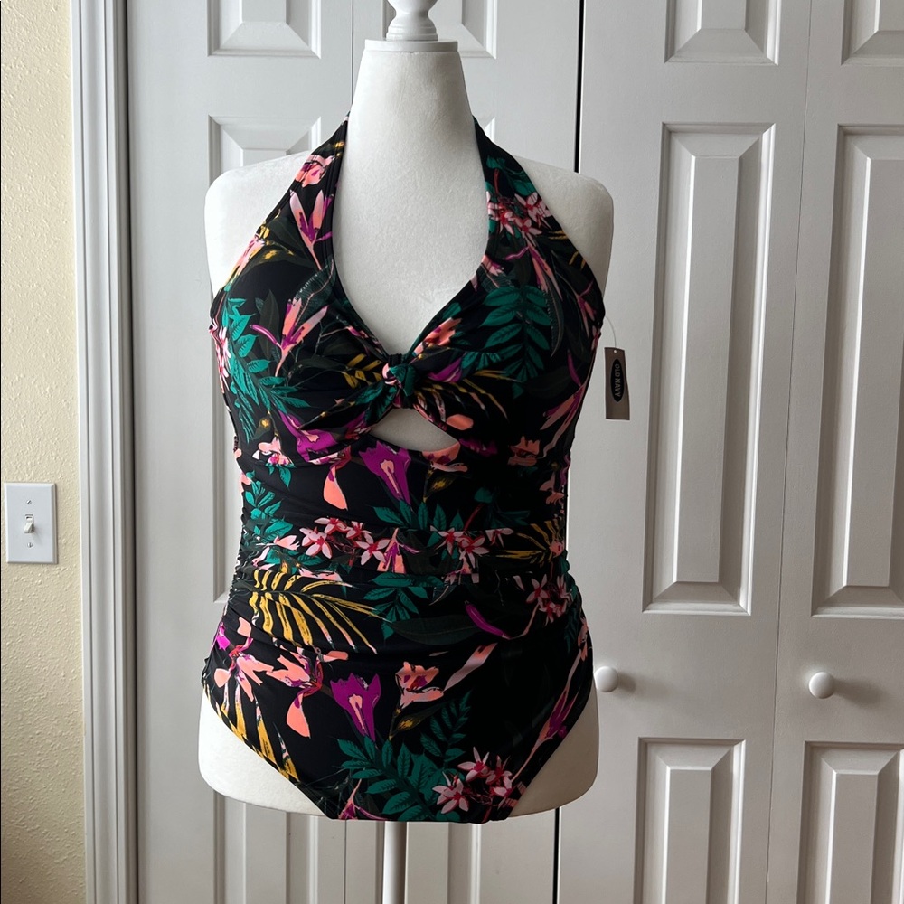 Old Navy Women’s one piece Halter floral swimsuit 2x